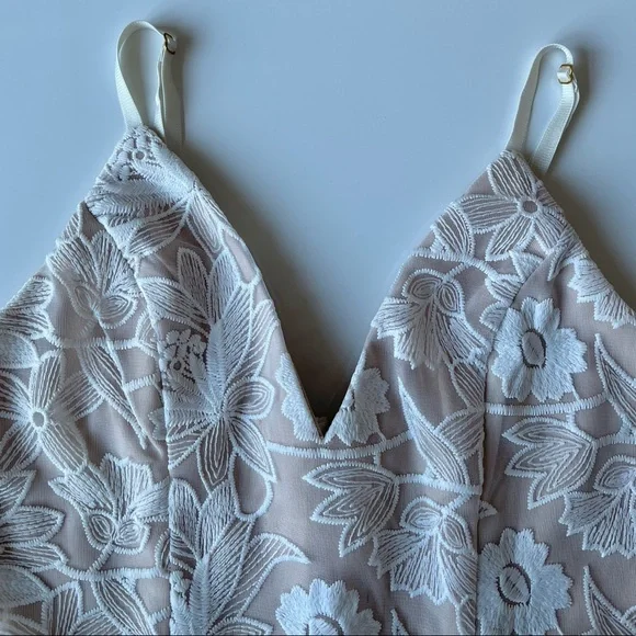 Elegant White Lace Peplum Dress - Picture 8 of 9